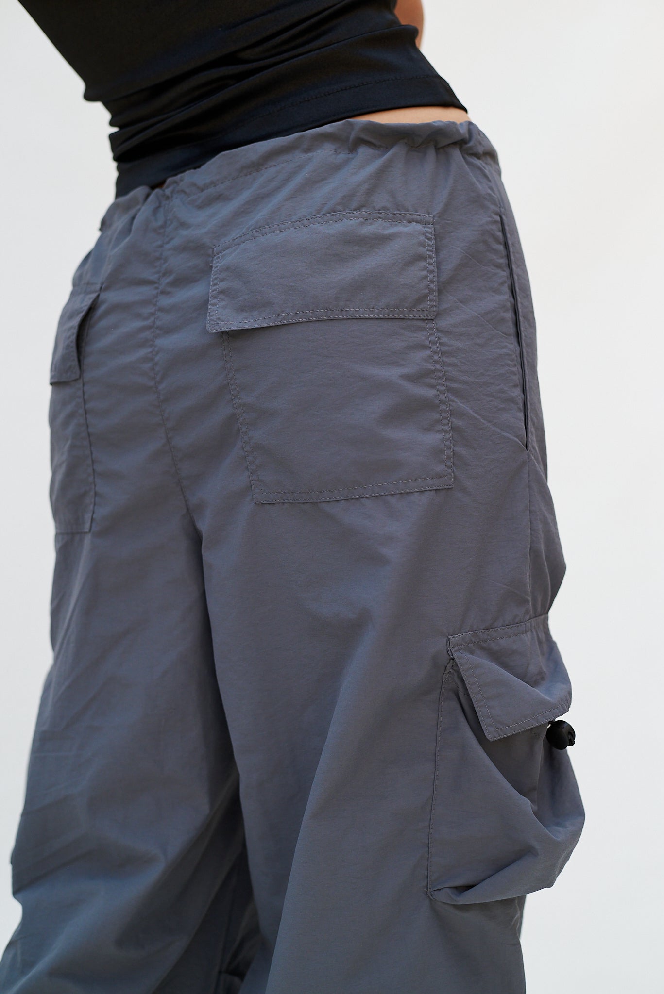 PANTALON PARACAIDAS GRIS
